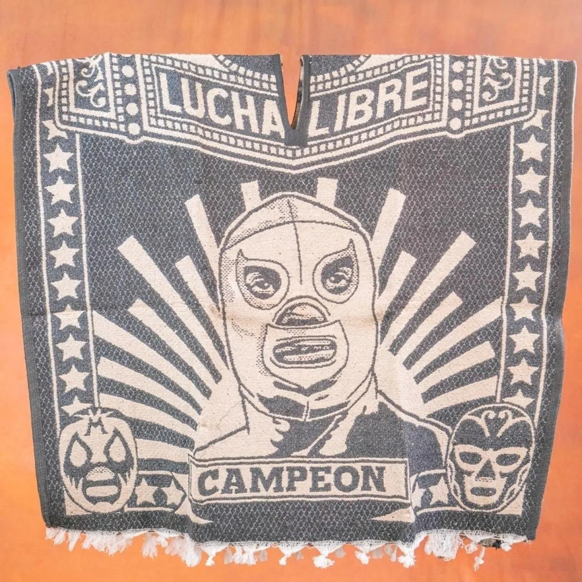 Poncho con Lucha Libre Bordado Doble Vista Artesanal imp-73131